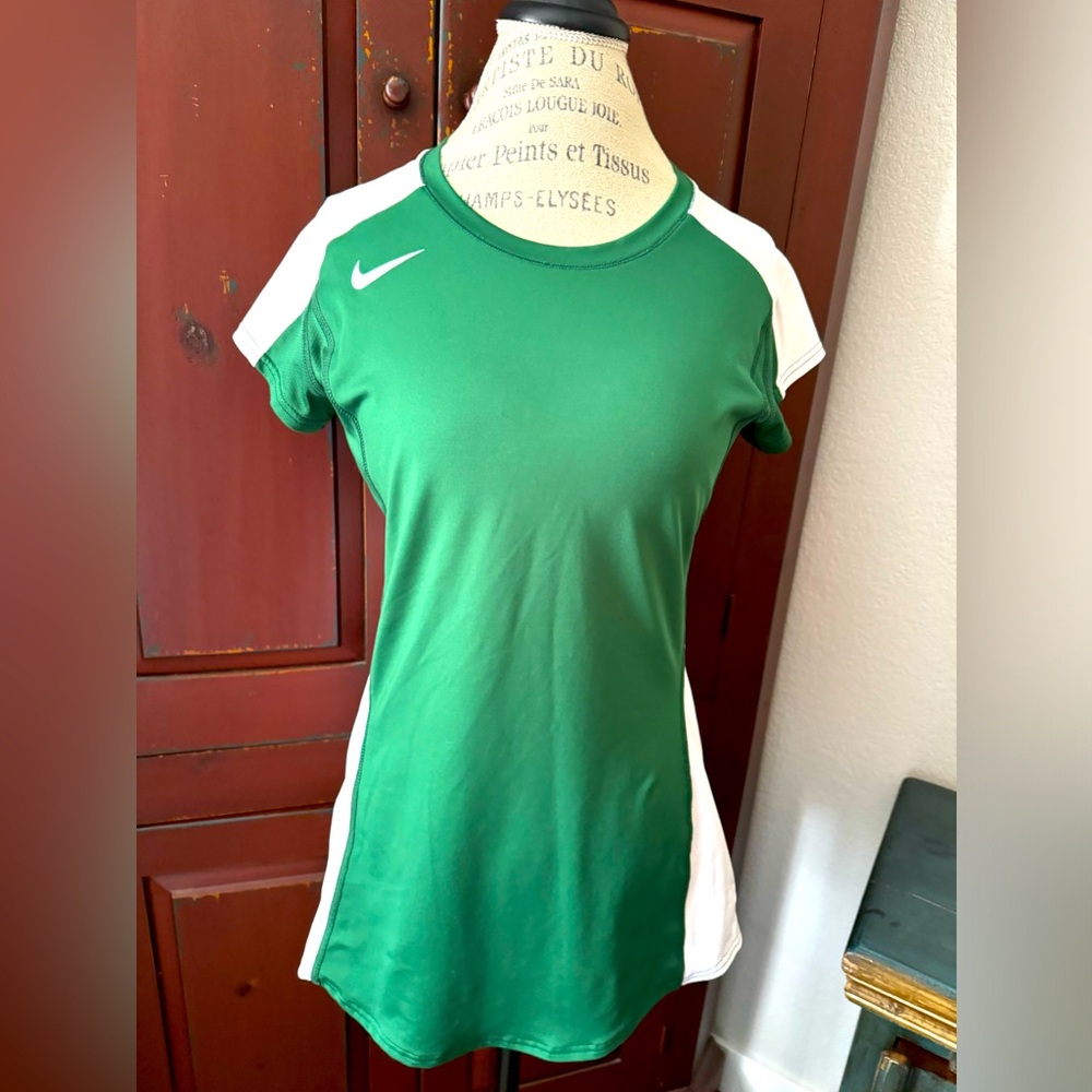 NWOT Nike Fit Dry Large Short Sleeve Tee